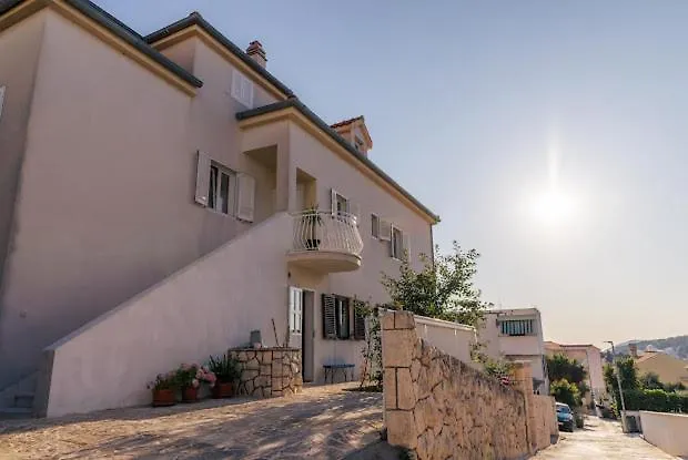 Place 2 * 흐바르